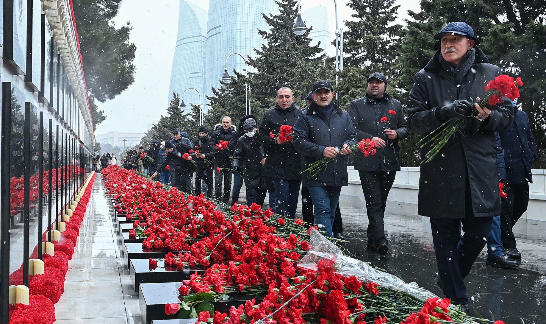 Təhsil işçiləri Şəhidlər xiyabanını ziyarət edib